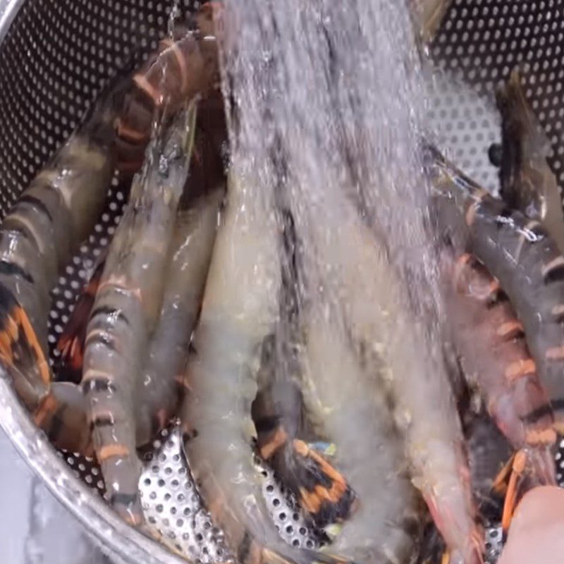 Step 1 Prepare the shrimp Steamed shrimp with coconut water