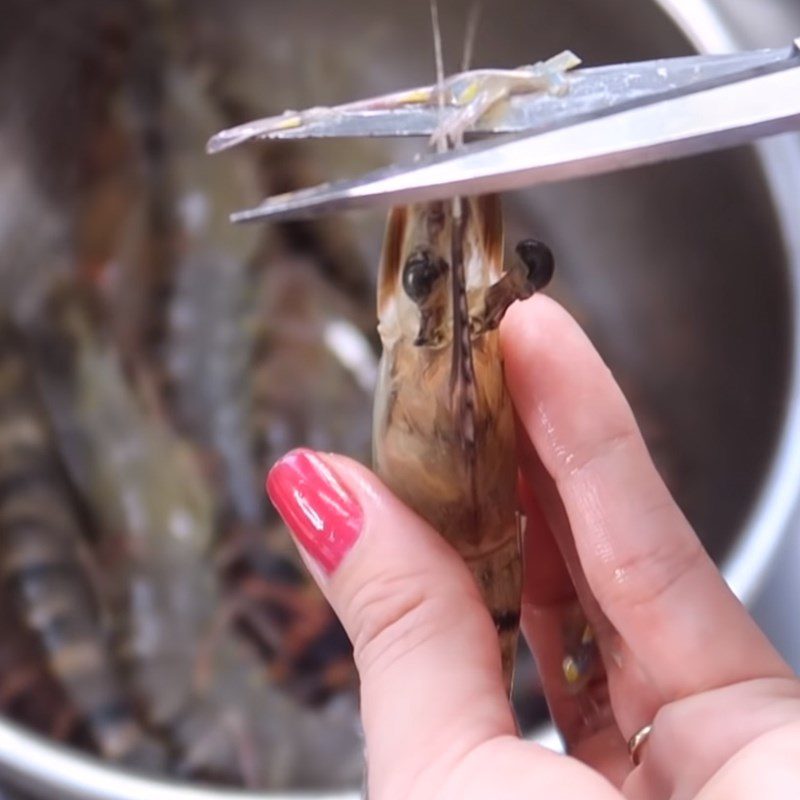 Step 1 Prepare the shrimp Steamed shrimp with coconut water