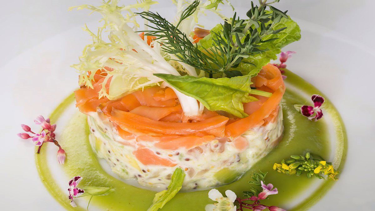 Smoked salmon salad with yogurt dressing