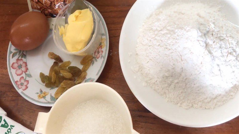 Ingredients for dry cooker raisin bread