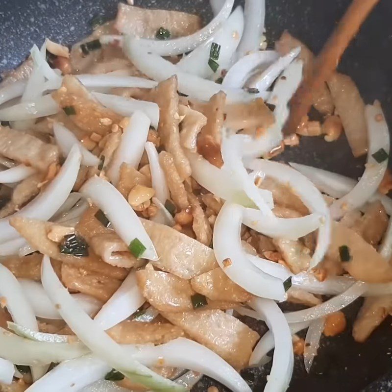 Step 2 Stir-fry onion and vegetarian pork slices Stir-fried noodle with vegetarian pork