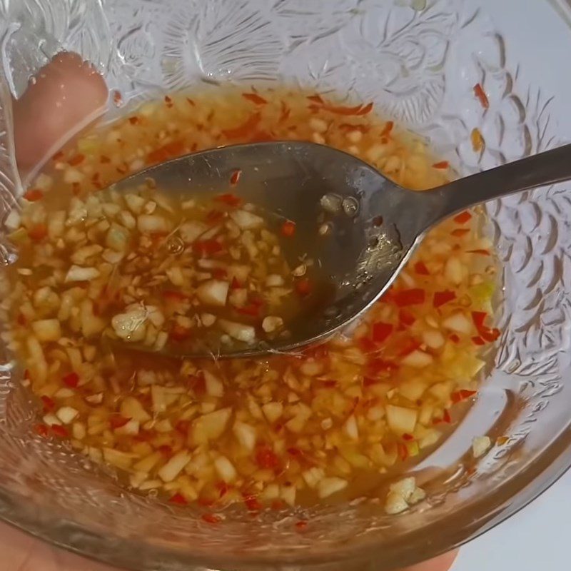 Step 3 Make dipping sauce for stir-fried noodles with vegetarian pork Stir-fried noodle with vegetarian pork