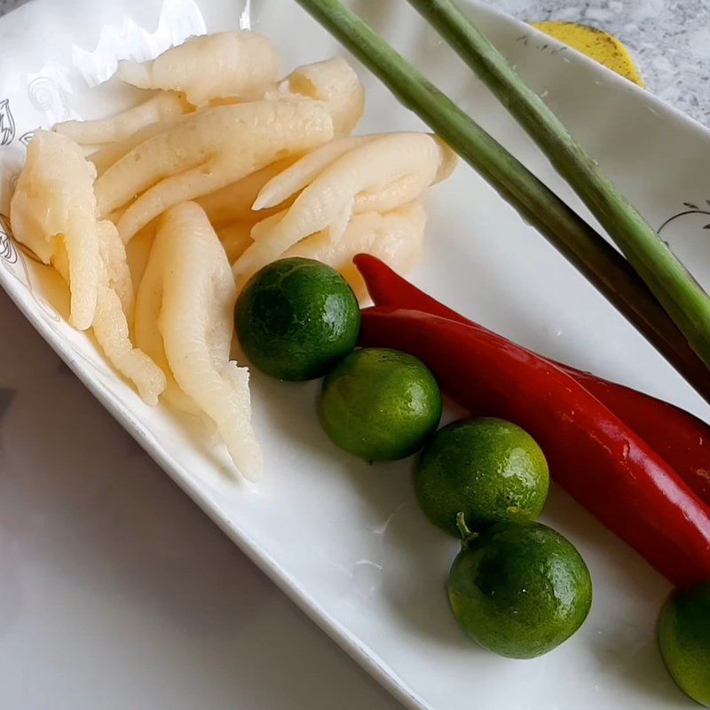 Ingredients for the dish of calamondin marinated chicken feet