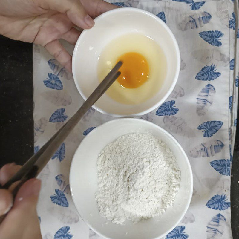 Step 2 Coat the squid with flour Crispy fried squid