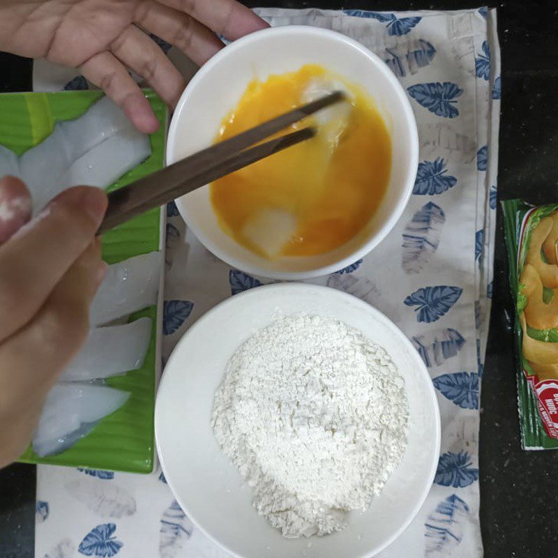 Step 2 Coat the squid with flour Crispy fried squid