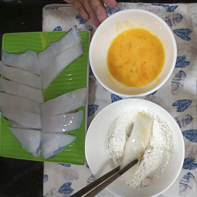 Step 2 Coat the squid with flour Crispy fried squid