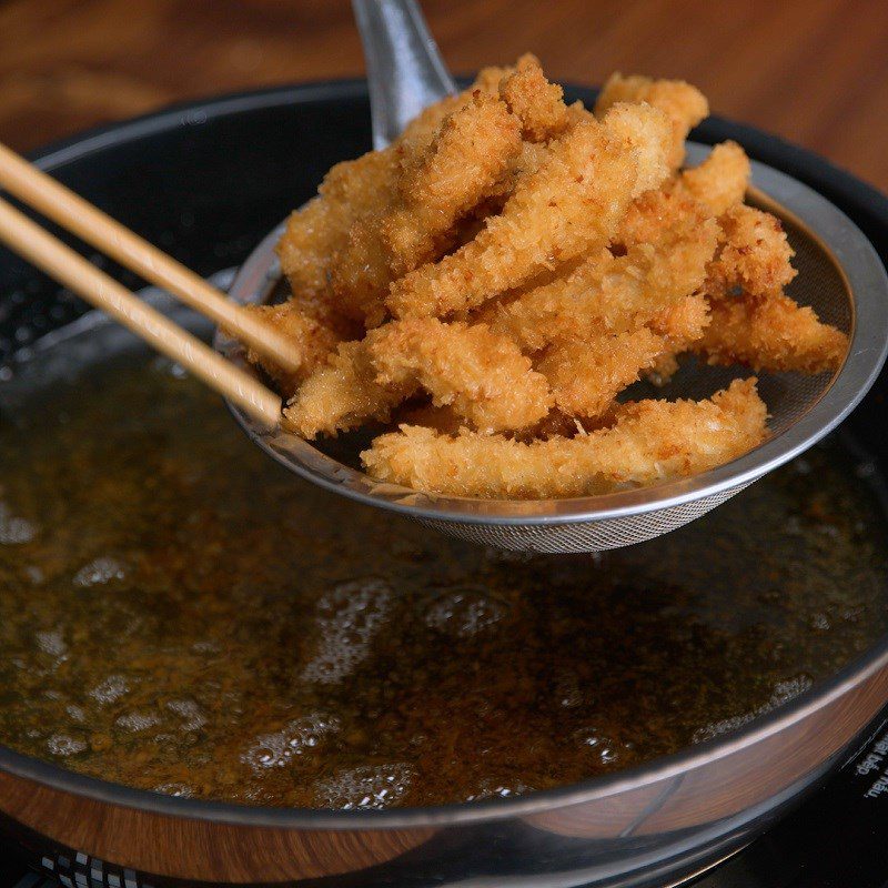 Step 3 Breading and frying chicken Crispy chicken with fresh lemon sauce