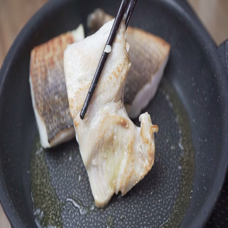 Step 3 Pan-frying the fish Steamed snakehead fish with soy sauce