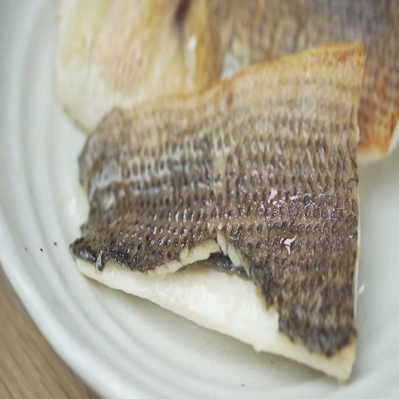 Step 3 Searing the fish Steamed snakehead fish with soy sauce