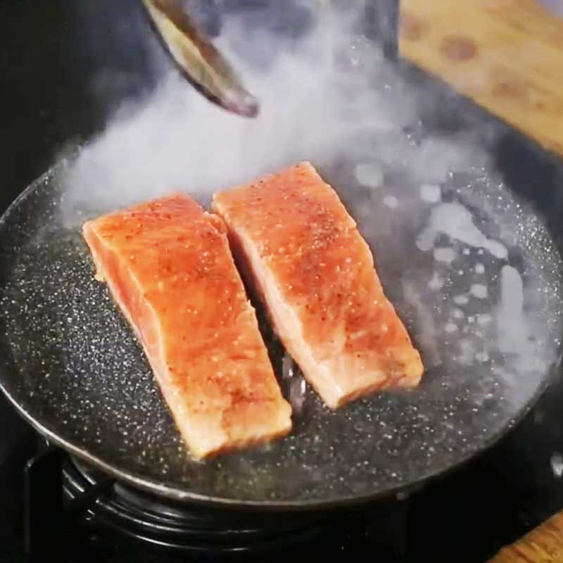 Step 4 Searing salmon Salmon seared with tamarind sauce