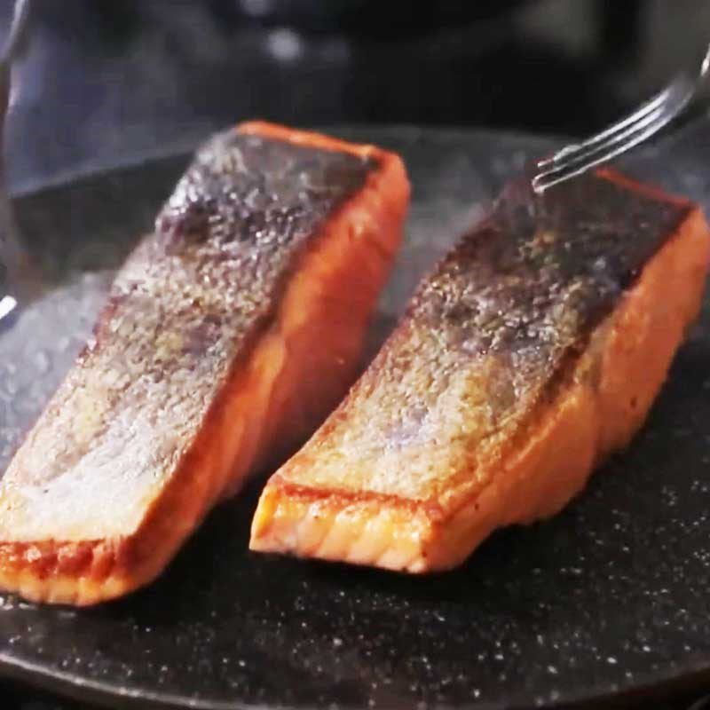 Step 4 Searing salmon Salmon seared with tamarind sauce