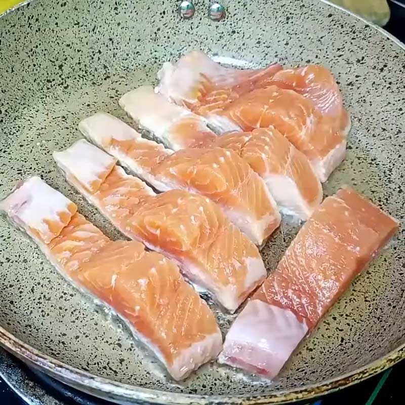 Step 4 Grill salmon, salmon sauce Grilled salmon with roasted sesame sauce