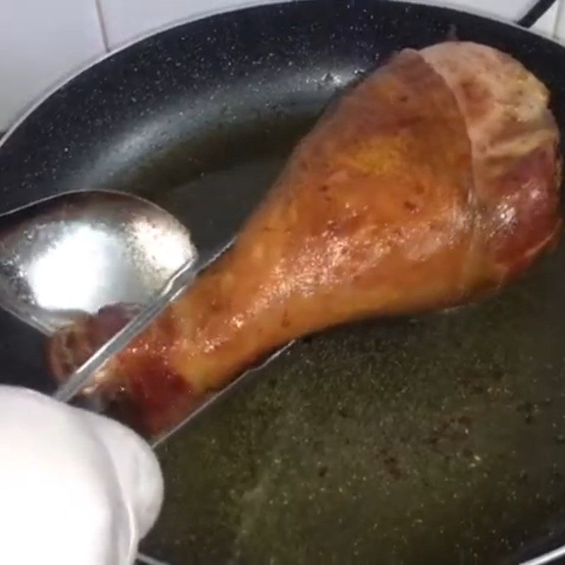 Step 2 Pan-fry the turkey leg for smoked turkey leg salad