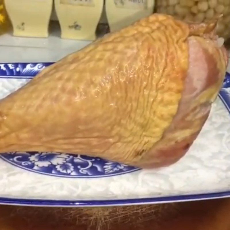 Step 2 Pan-fry the turkey leg for smoked turkey leg salad