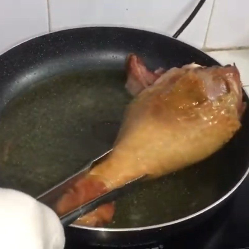 Step 2 Pan-fry the turkey leg for smoked turkey leg salad