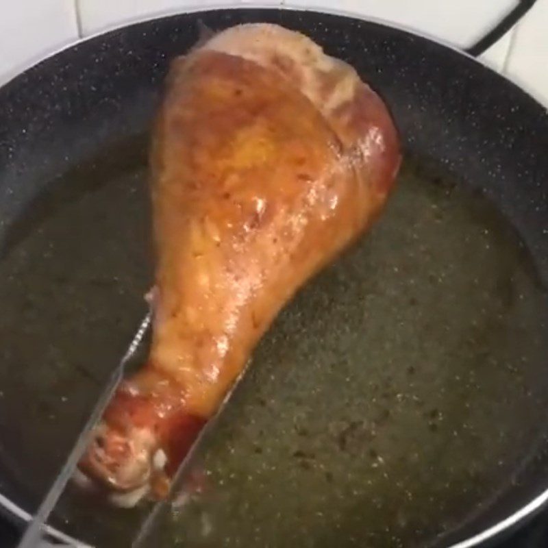 Step 2 Pan-fry the turkey leg for smoked turkey leg salad