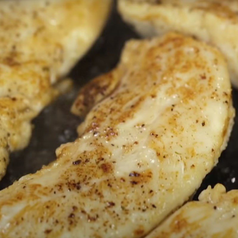 Step 4 Pan-fried chicken Creamy mushroom chicken