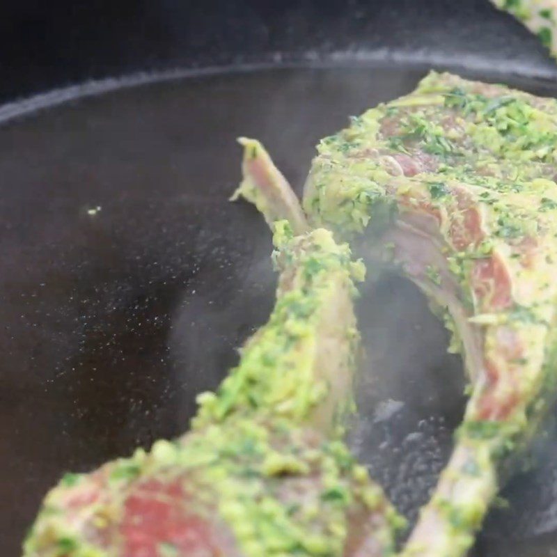 Step 3 Sear the lamb chops for French-style grilled lamb chops