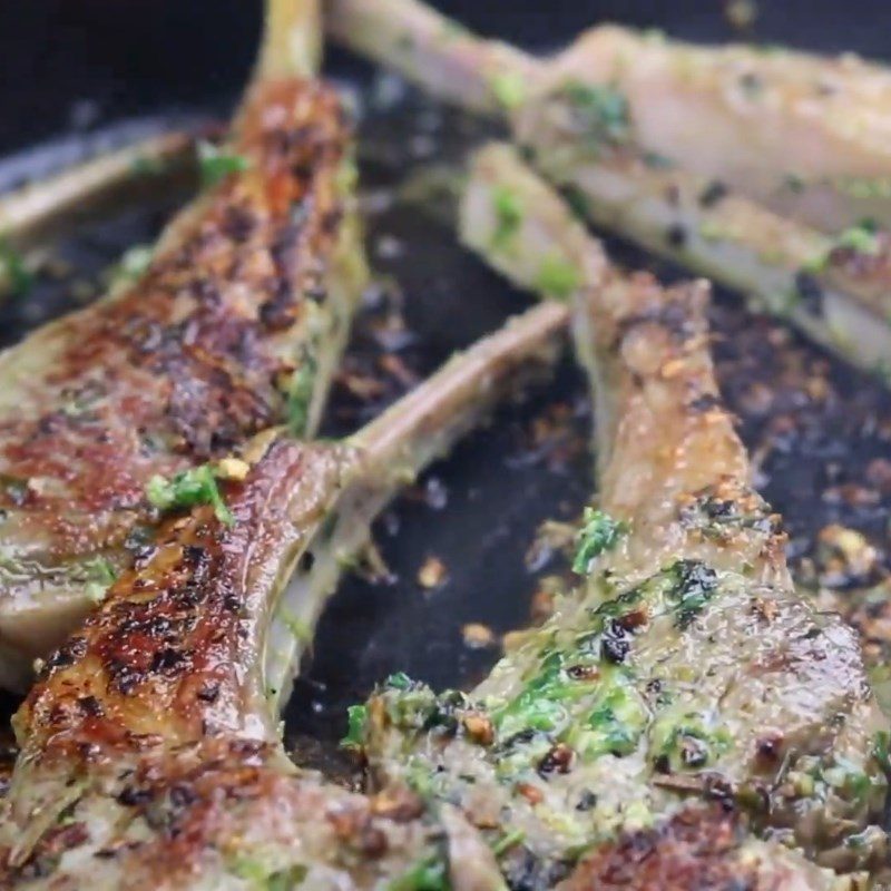 Step 3 Sear the lamb chops for French-style grilled lamb chops