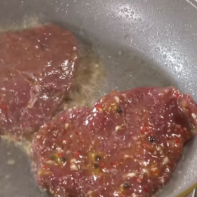 Step 6 Sear the beef and stir-fry the vegetables Beef with passion fruit sauce