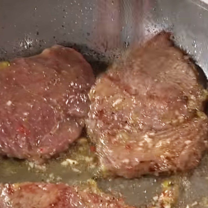 Step 6 Sear the beef and stir-fry the vegetables Beef with passion fruit sauce