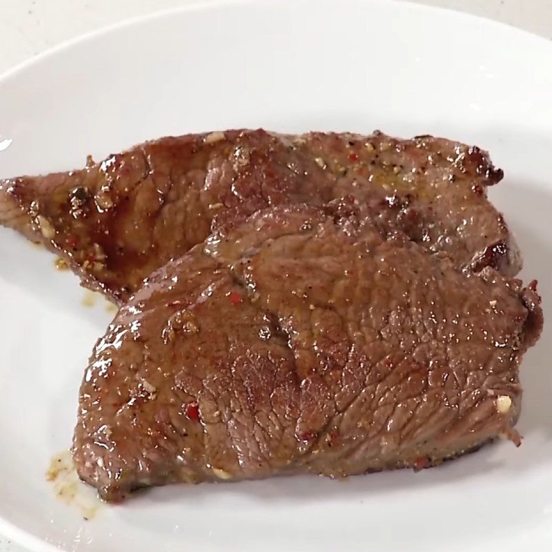 Step 6 Sear the beef and stir-fry the vegetables Beef with passion fruit sauce