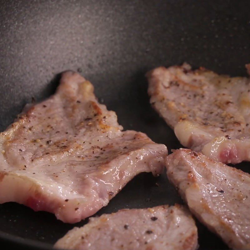 Step 3 Pan-fried pork Black pepper sauce pan-fried pork