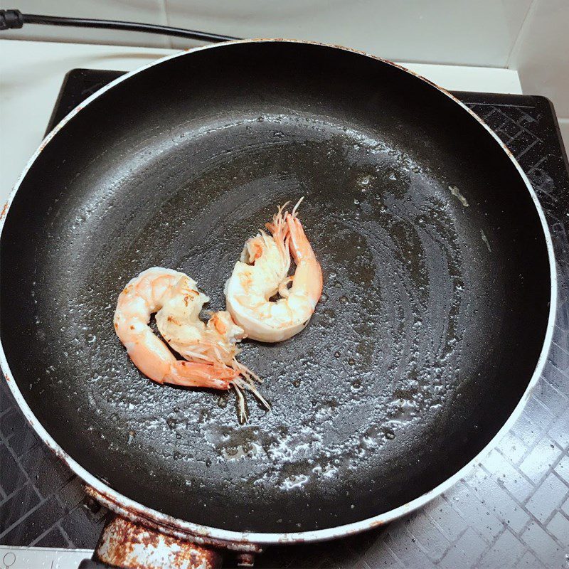 Step 4 Searing shrimp for seaweed fried noodles