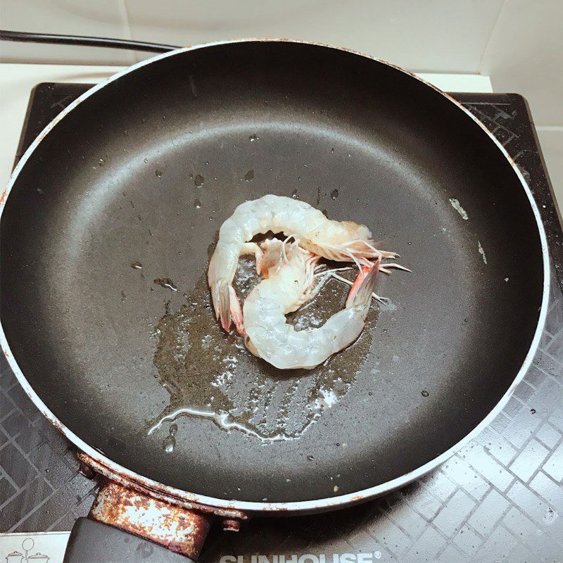 Step 4 Searing shrimp for seaweed fried noodles