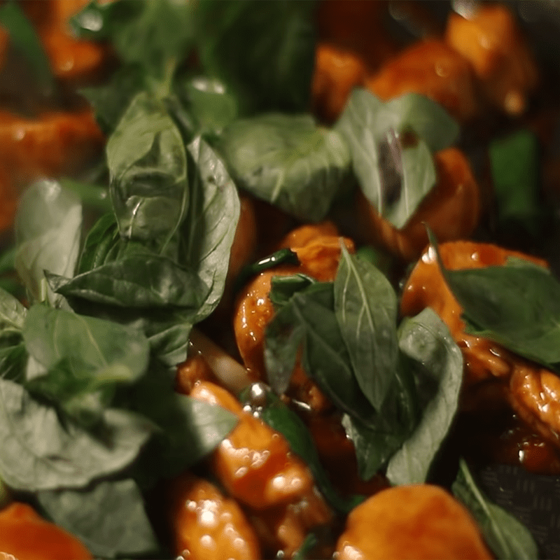 Step 3 Stir-fried chicken Spicy Thai basil chicken