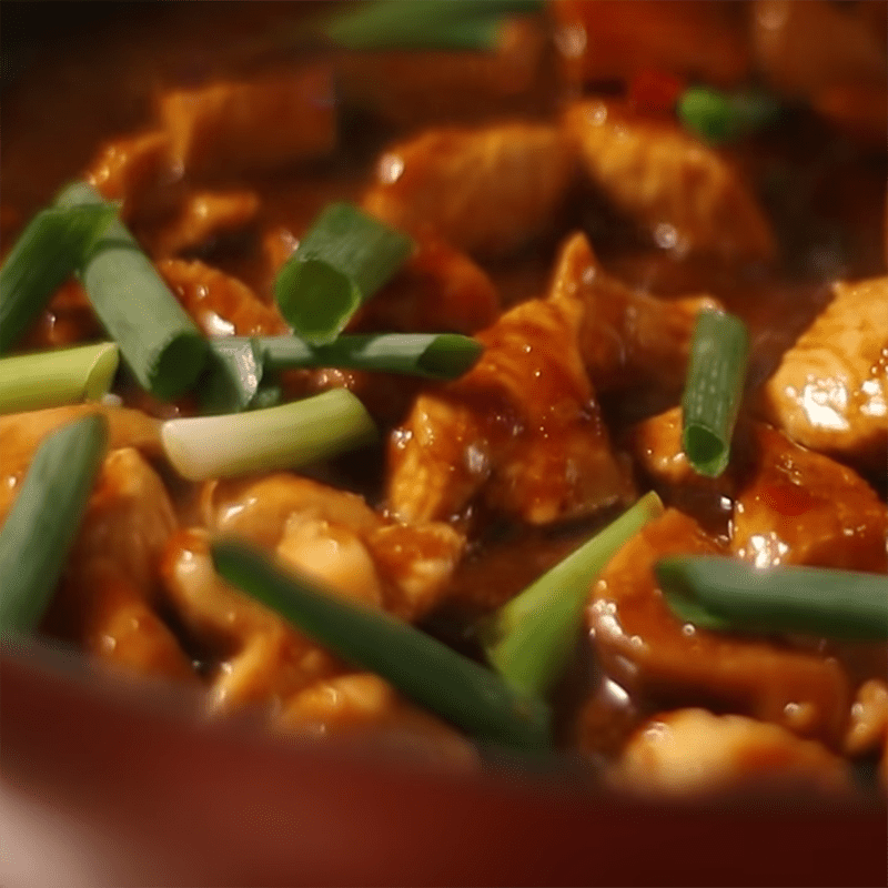 Step 3 Stir-fried chicken Spicy Thai basil chicken