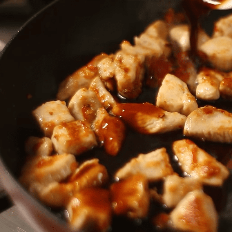 Step 3 Stir-fried chicken Spicy Thai basil chicken
