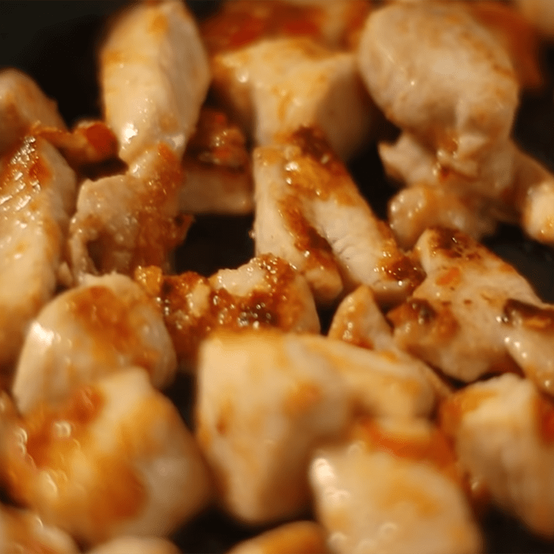 Step 3 Stir-fried chicken Spicy Thai basil chicken