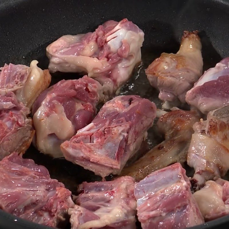 Step 2 Pan-fried duck Soy sauce braised duck