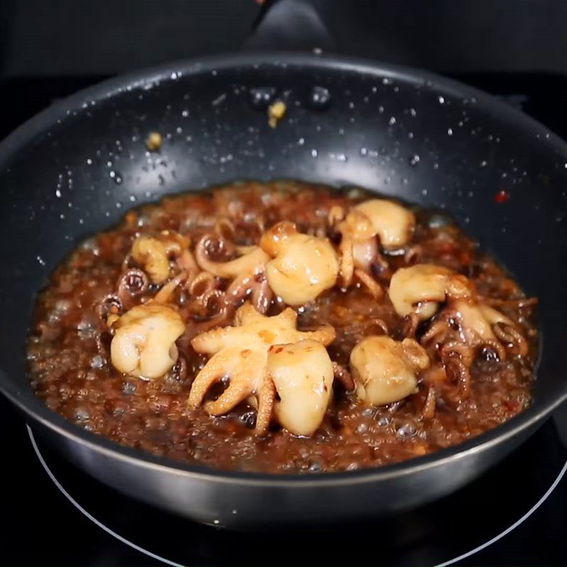 Step 3 Fry the octopus Fried octopus with tamarind sauce