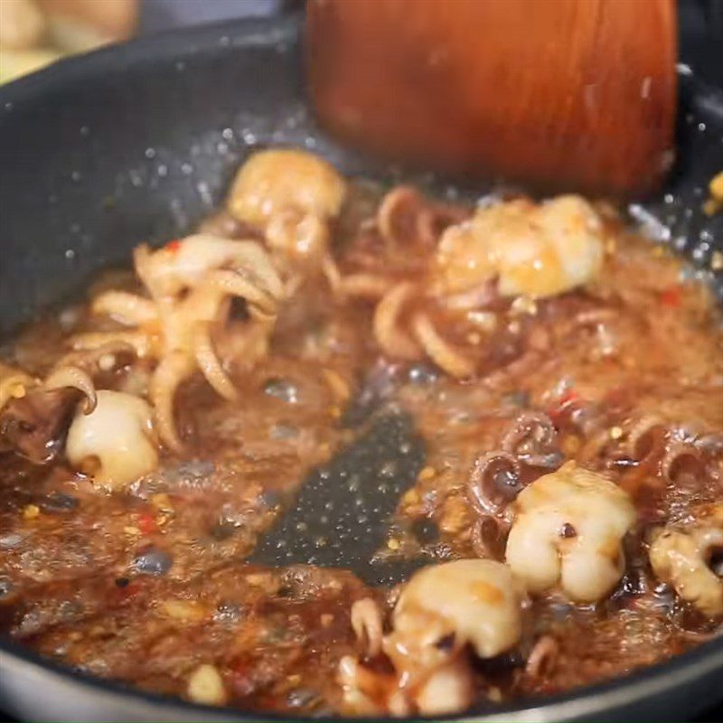 Step 3 Fry the octopus Fried octopus with tamarind sauce