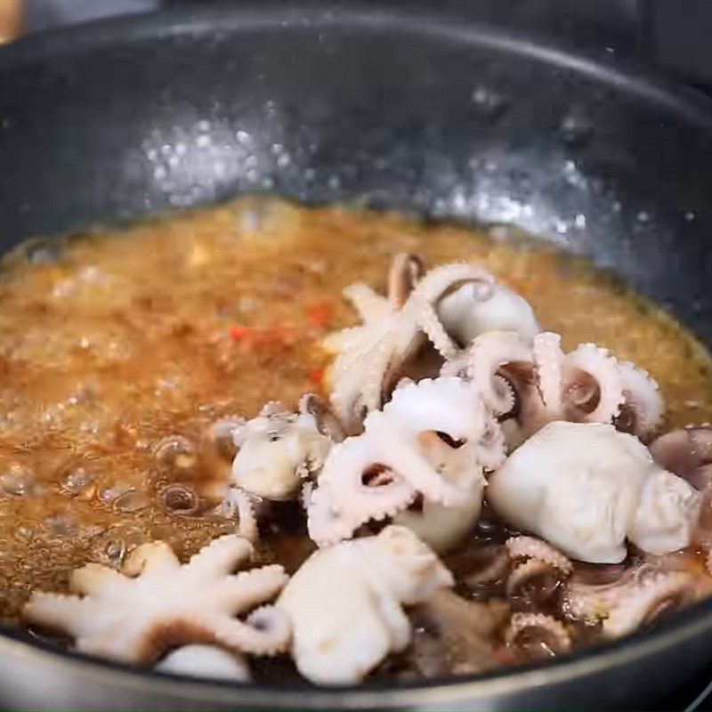 Step 3 Fry the octopus Fried octopus with tamarind sauce