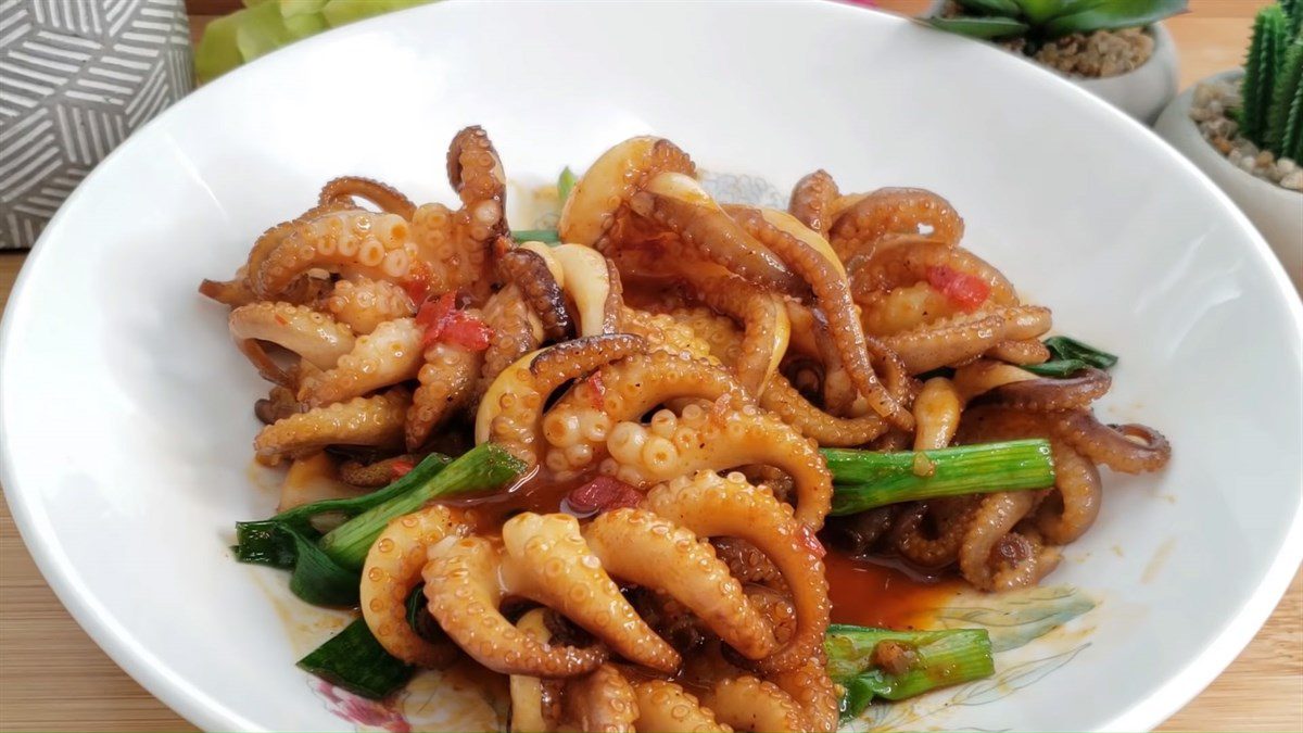 Fried octopus with fish sauce