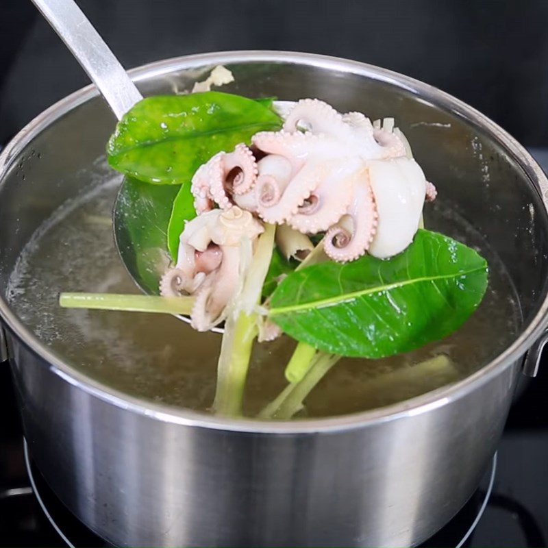 Step 1 Prepare the octopus Fried octopus with tamarind sauce