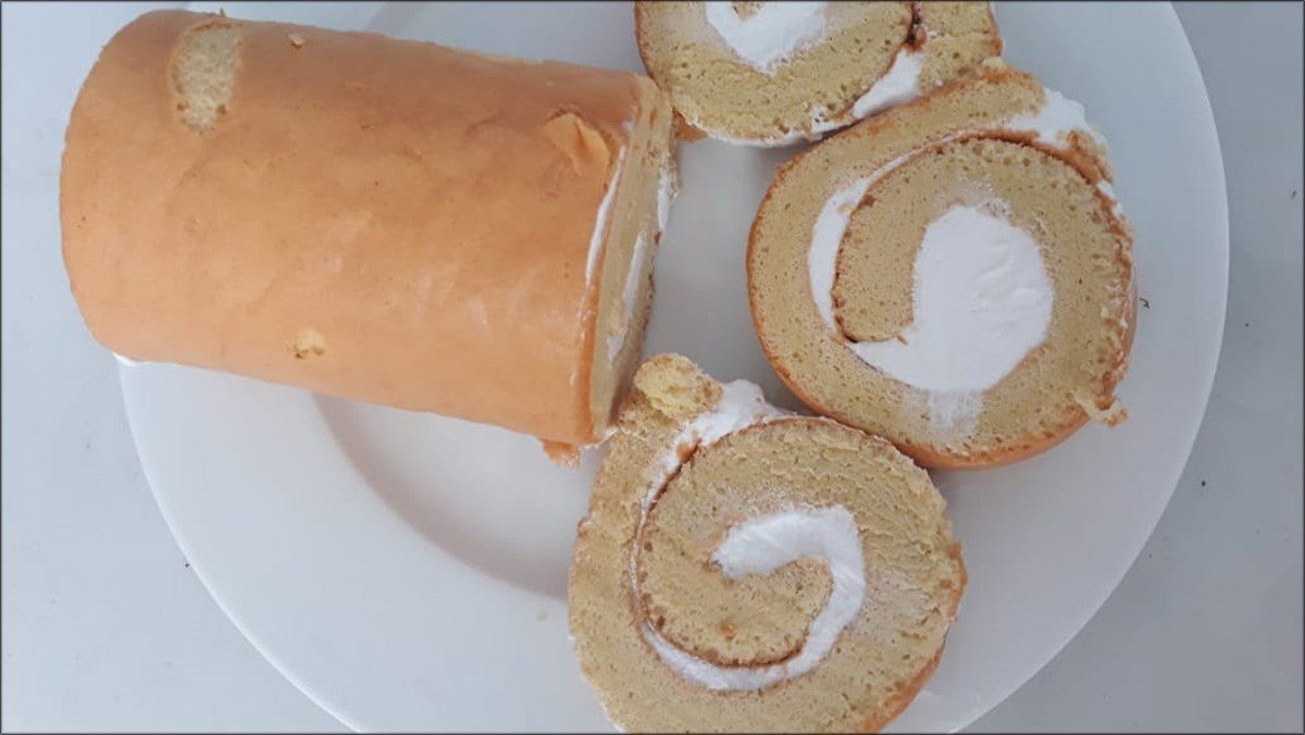 Sponge Cake Roll with Cream (Recipe shared by a user)