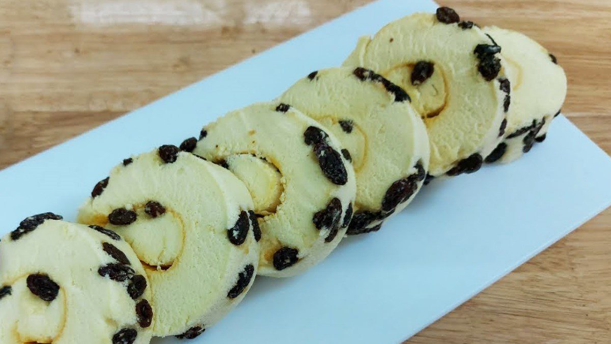 Roll cake with raisins