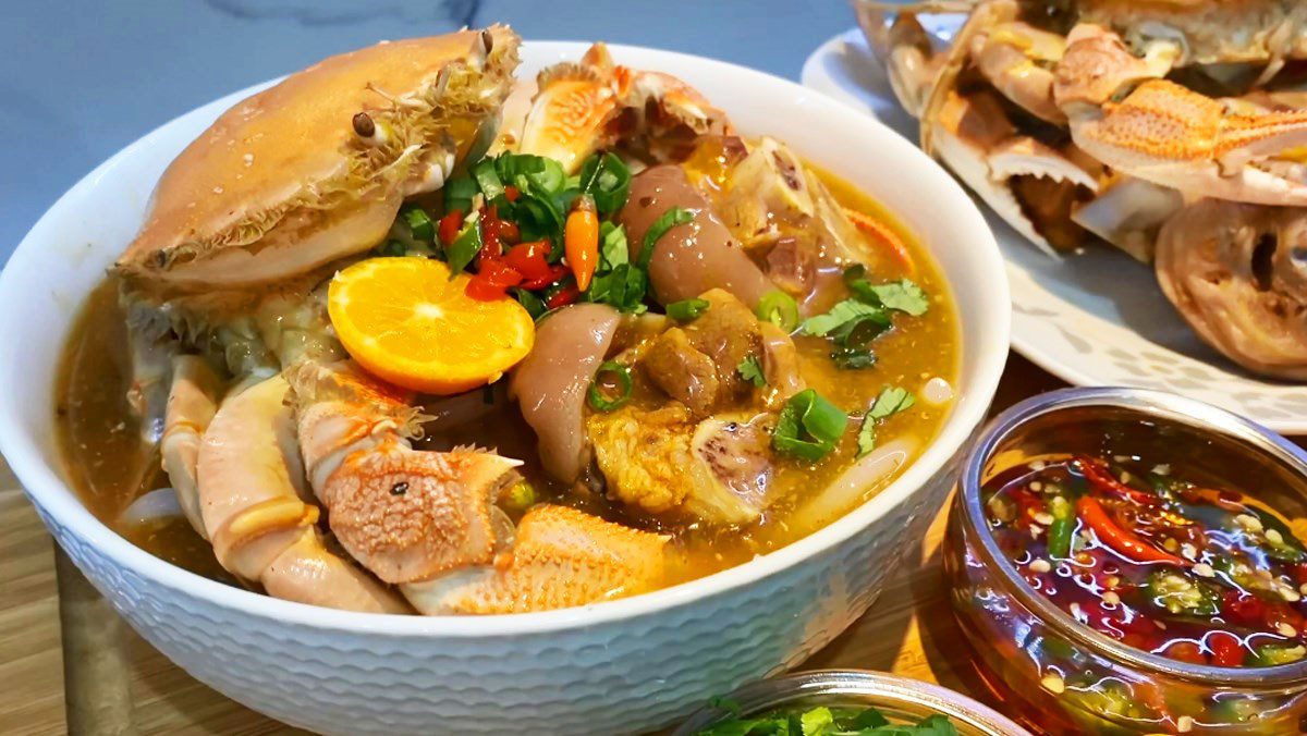 Crab noodle soup with pig trotters