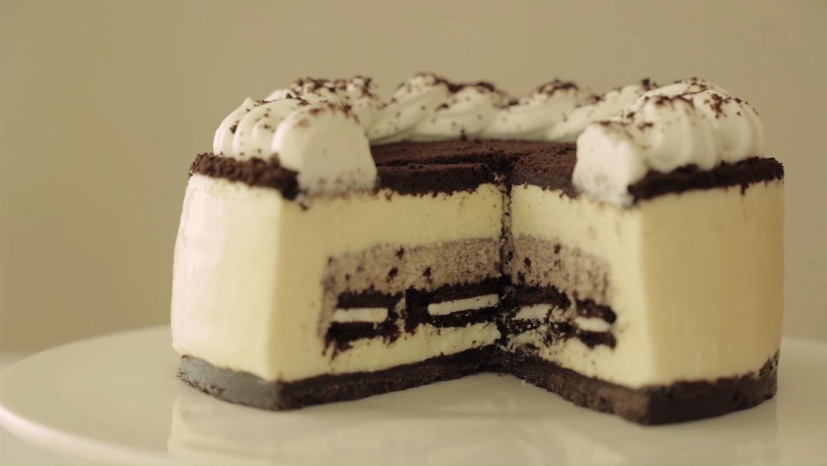 Oreo cheesecake with cream filling