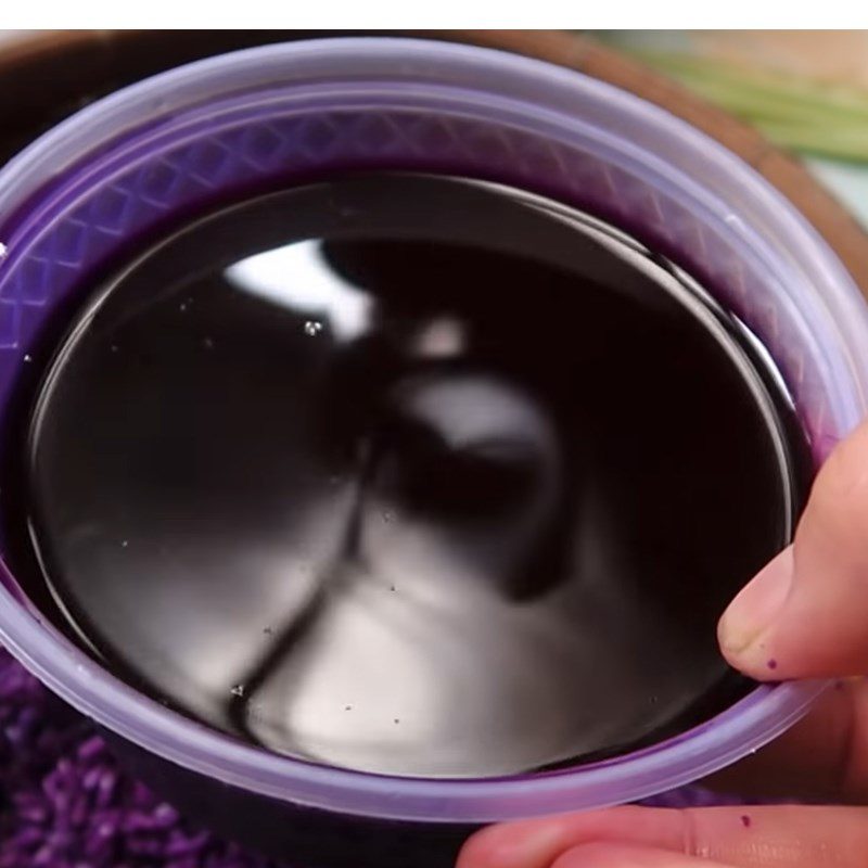 Step 1 Soak colored sticky rice for five-color Banh Chung