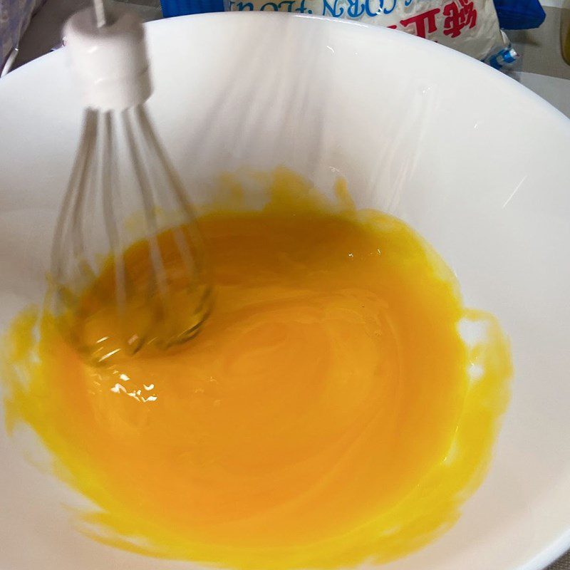 Step 1 Beat the egg yolks for Cocoa Cupcake