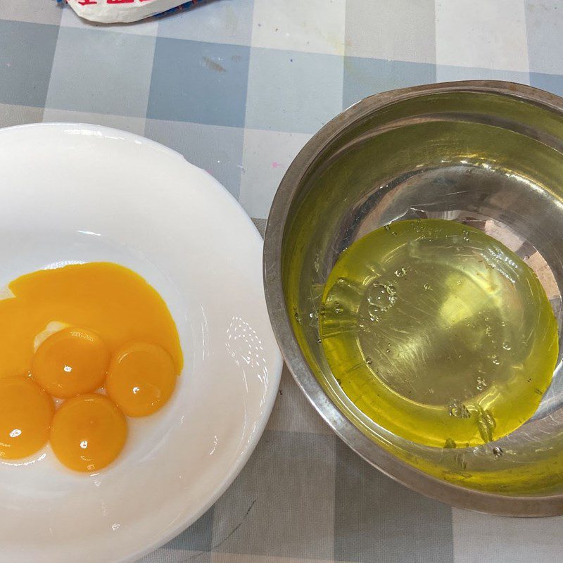 Step 1 Beat the egg yolks for Cocoa Cupcake