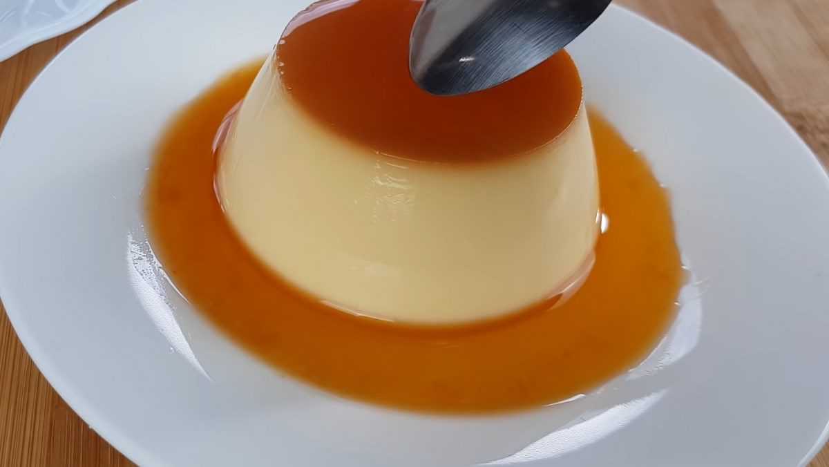 Condensed milk flan and fresh milk