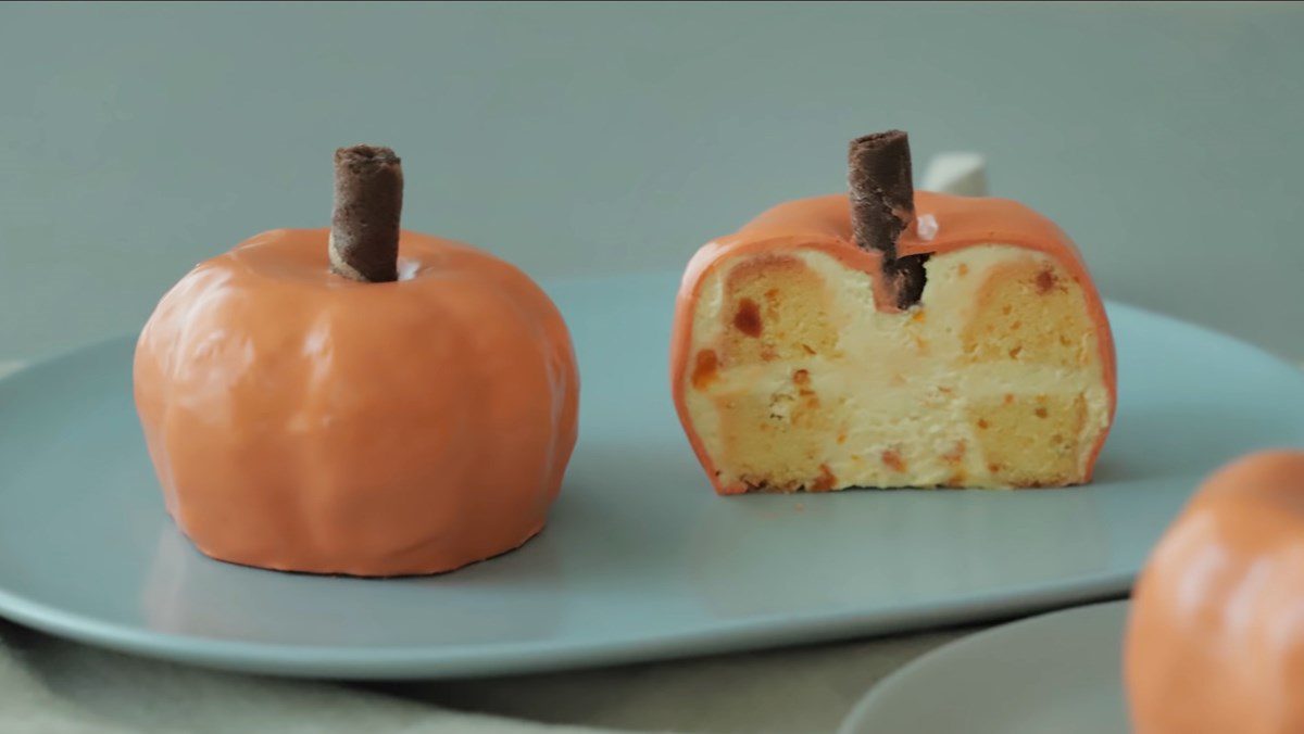 Pumpkin-shaped cake