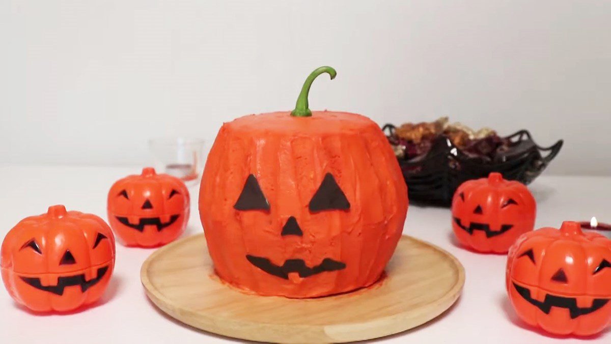 Pumpkin-shaped cake