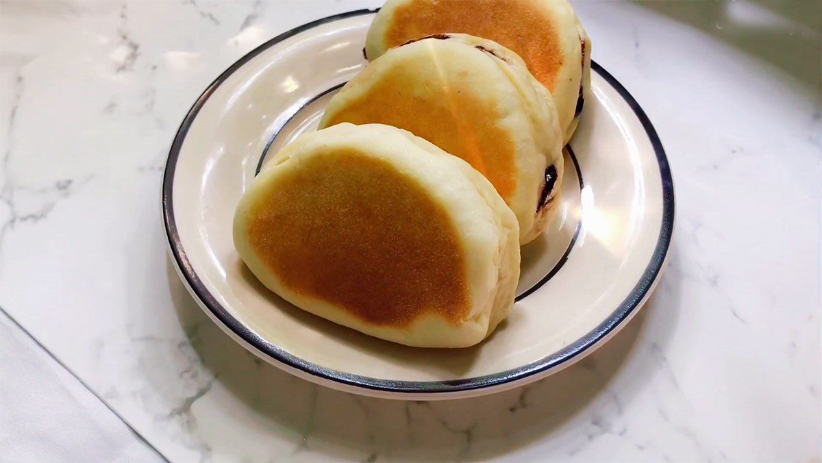 Chocolate-filled bread with melted chocolate